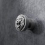 Rond Classica Lion Rugissant Aluminium Satiné - Holdon Paris