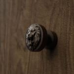 Classica Round, Roaring Lion, S, Matte Bronze