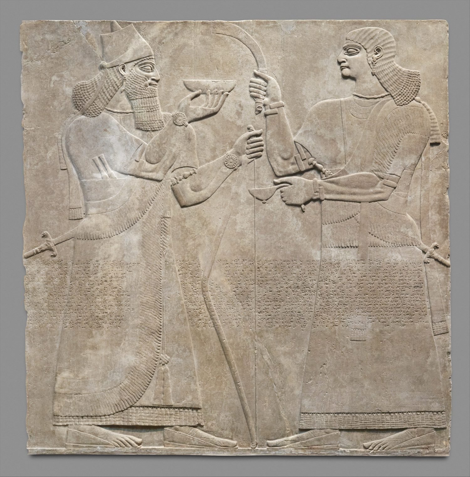 Relief assyrien : le roi Ashurnasirpal II portant la rosette au poignet