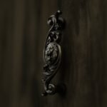 Classica Arabesque, Roaring Lion, M, Antique Brass
