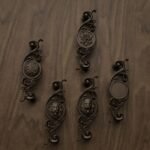 Comparaison des motifs — poignée de meuble Arabesque Classica Bronze Mat M — Holdon Paris