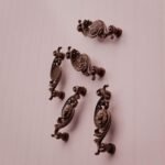Comparaison des motifs — poignée de meuble Arabesque Classica Cuivre Satiné M — Holdon Paris