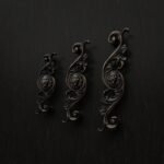 Classica Arabesque, Sleeping Lion, M, Antique Bronze, size comparison