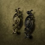 Classica Arabesque, Sleeping Lion, M, Satin Brass, finish comparison
