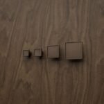 Comparaison des tailles — poignée de meuble Carré Palazzo Essentiel Bronze Mat — Holdon Paris