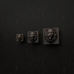 Comparaison des tailles — poignée de meuble Carré Palazzo Lion Endormi Bronze Ancien — Holdon Paris