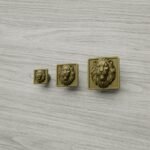 Comparaison des tailles — poignée de meuble Carré Palazzo Lion Endormi Laiton Satiné — Holdon Paris