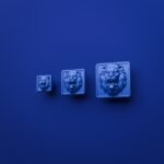 Comparaison des tailles — poignée de meuble Carré Palazzo Lion Rugissant Bleu Electrique — Holdon Paris