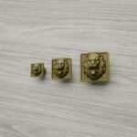 Comparaison des tailles — poignée de meuble Carré Palazzo Lion Rugissant Laiton Satiné — Holdon Paris