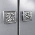 Rosace en argent sur meuble de salon
