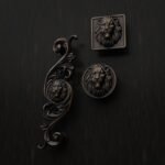 Comparaison des silhouettes — poignée de meuble Lion Endormi Bronze Ancien L — Holdon Paris