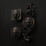 Comparaison des silhouettes — poignée de meuble Lion Endormi Bronze Ancien M — Holdon Paris