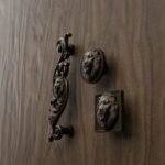 Comparaison des silhouettes — poignée de meuble Lion Endormi Bronze Mat L — Holdon Paris