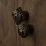 Comparaison des silhouettes — poignée de meuble Lion Endormi Bronze Mat S — Holdon Paris