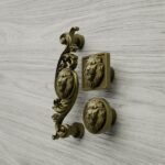 Comparaison des silhouettes — poignée de meuble Lion Endormi Laiton Satiné M — Holdon Paris