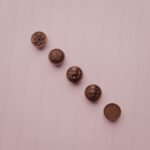 Comparaison des motifs — poignée de meuble Rond Classica Cuivre Satiné L — Holdon Paris