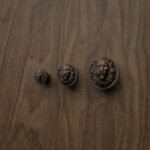Comparaison des tailles — poignée de meuble Rond Classica Lion Endormi Bronze Mat — Holdon Paris