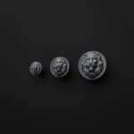 Classica Round, Sleeping Lion, S, Titanium Gray, size comparison