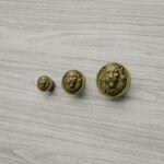 Comparaison des tailles — poignée de meuble Rond Classica Lion Endormi Laiton Satiné — Holdon Paris