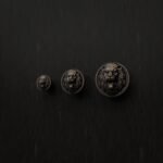 Comparaison des tailles — poignée de meuble Rond Classica Lion Rugissant Bronze Ancien — Holdon Paris