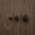 Comparaison des tailles — poignée de meuble Rond Classica Lion Rugissant Bronze Mat — Holdon Paris
