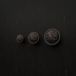 Comparaison des tailles — poignée de meuble Rond Classica Rinceaux Bronze Ancien — Holdon Paris