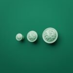 Comparaison des tailles — poignée de meuble Rond Classica Rinceaux Emeraude Claire — Holdon Paris
