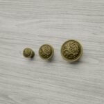 Comparaison des tailles — poignée de meuble Rond Classica Rinceaux Laiton Satiné — Holdon Paris