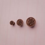 Comparaison des tailles — poignée de meuble Rond Classica Rosace Cuivre Satiné — Holdon Paris