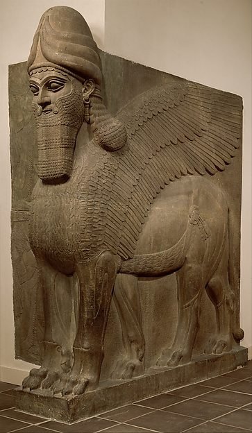 Sculpture de lion ailé à tête humaine barbue coiffée d'une tiare, gardien de palais assyrien