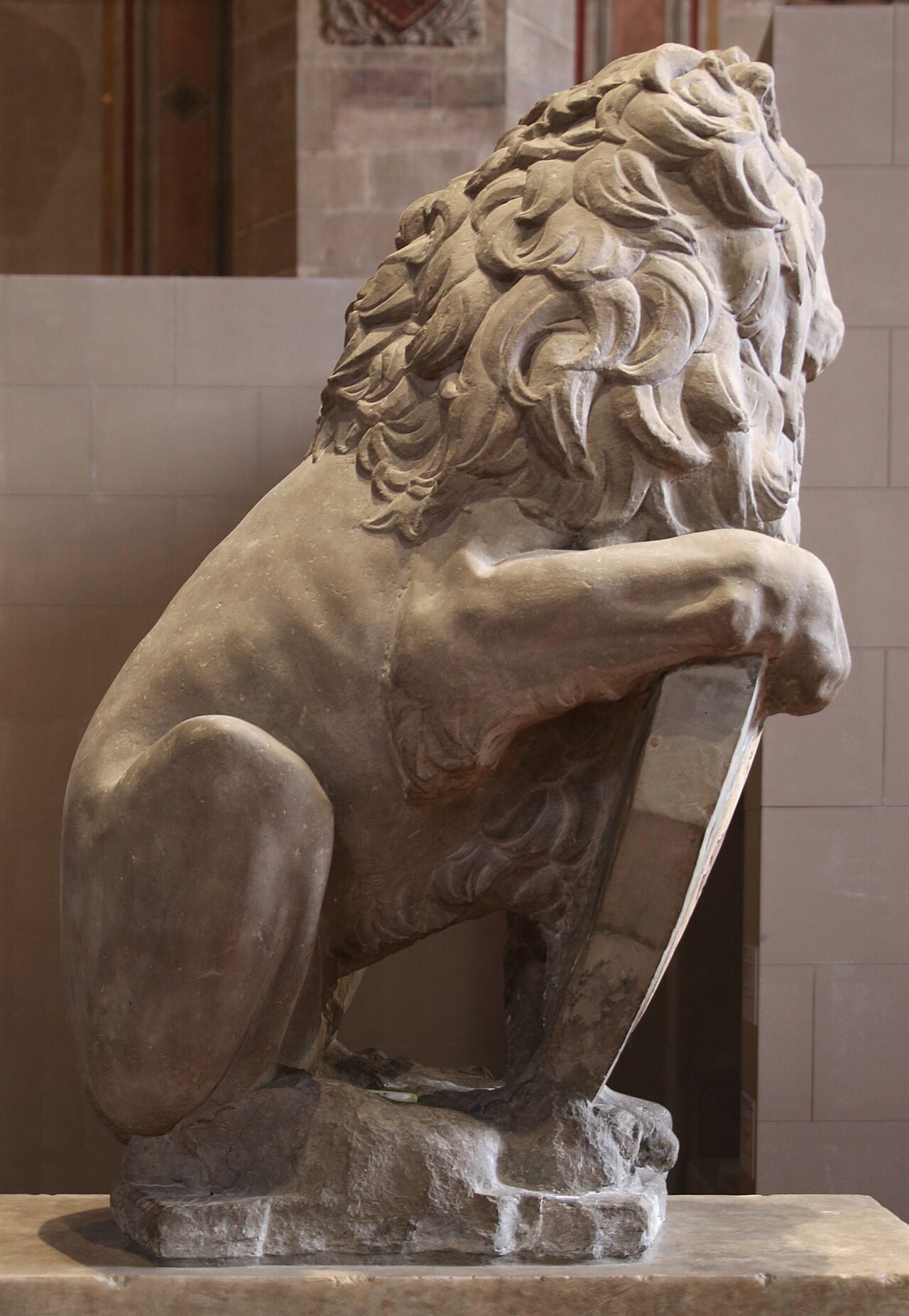Le Marzocco de Donatello, lion de pierre assis posant une patte sur l'écu au lys de Florence