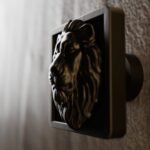 Vidéo — Carré Palazzo — Lion Endormi — S — Bronze Mat