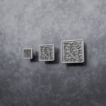Comparaison des tailles — poignée de meuble Carré Palazzo Rinceaux Aluminium Satiné — Holdon Paris