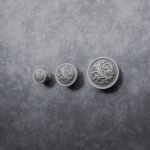 Comparaison des tailles — poignée de meuble Rond Classica Rinceaux Aluminium Satiné — Holdon Paris