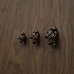 Comparaison des tailles — poignée de meuble Torse Florentin Bronze Mat — Holdon Paris