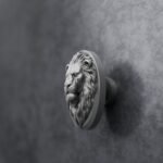 Médaillon Florentin Lion Endormi Aluminium Satiné - Holdon Paris