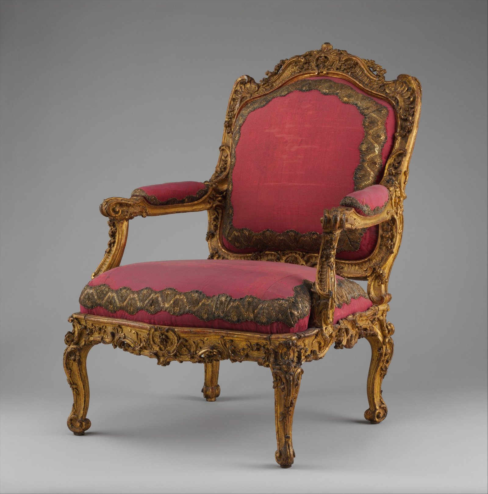 Poltrona rocaille in legno dorato intagliato con conchiglie e volute, verso il 1749