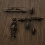 Arabesco Classica, Leone Ruggente, M, Bronzo Opaco, confronto delle silhouette