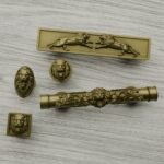 Columna Florentina, León Rugiente, S, Latón Satinado, comparación de siluetas