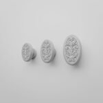 Comparaison des tailles — poignée de meuble Médaillon Florentin Rinceaux White Snow — Holdon Paris