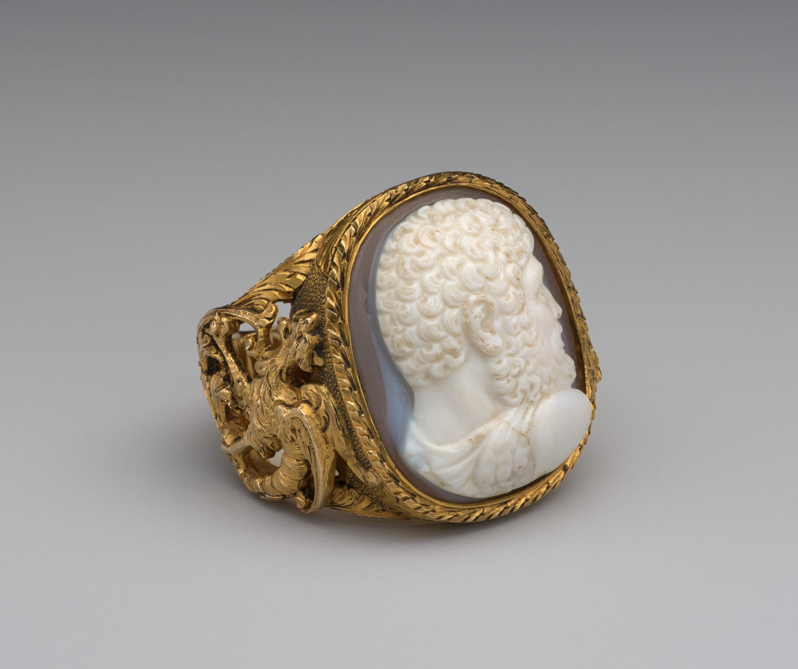 Camée représentant une tête d'Hercule de profil, serti en bague, calcédoine et or, fin du XVIIIe siècle