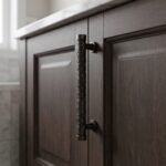 Columna de volutas en mueble de madera oscura en bronce envejecido