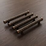 Packshot de 4 columnas de volutas en bronce envejecido