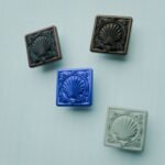 Comparaison couleur Bleu : poignée de meuble Carré Palazzo Coquillage L en résine biosourcée, bronze et cuivre (Holdon Paris)