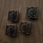 Comparaison couleur Marron : poignée de meuble Carré Palazzo Coquillage L en bronze et cuivre (Holdon Paris)