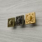 Comparaison couleur Jaune / Doré : poignée de meuble Carré Palazzo Coquillage M en résine biosourcée et laiton (Holdon Paris)
