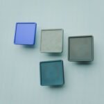Comparaison couleur Bleu : poignée de meuble Carré Palazzo Essentiel L en résine biosourcée, bronze et cuivre (Holdon Paris)