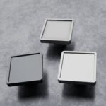 Comparaison couleur Gris / Argenté : poignée de meuble Carré Palazzo Essentiel M en aluminium et résine biosourcée (Holdon Paris)