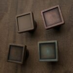 Comparaison couleur Marron : poignée de meuble Carré Palazzo Essentiel S en bronze et cuivre (Holdon Paris)