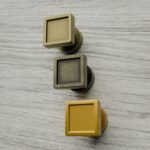 Comparaison couleur Jaune / Doré : poignée de meuble Carré Palazzo Essentiel XS en résine biosourcée et laiton (Holdon Paris)